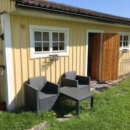 Gaeststuga I Loefsaeng Hajstorp Töreboda Esterno foto