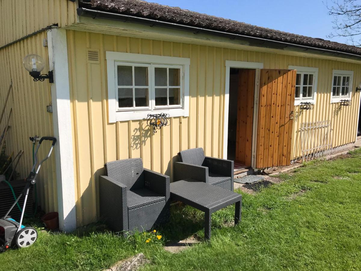 Gaeststuga I Loefsaeng Hajstorp Töreboda Esterno foto