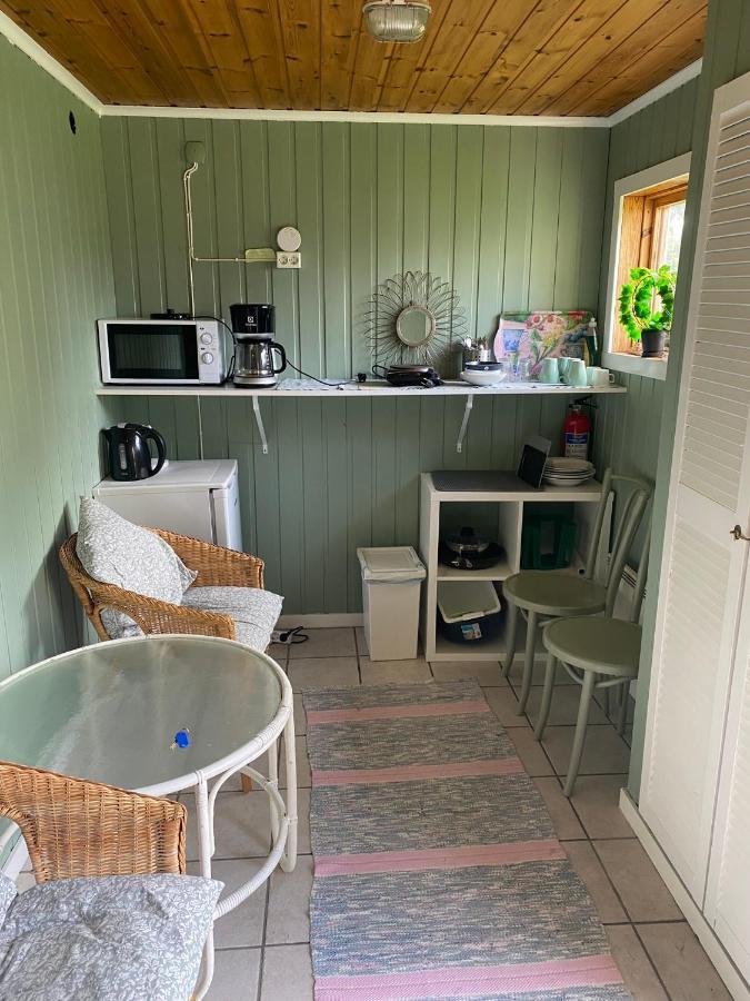 Gaeststuga I Loefsaeng Hajstorp Töreboda Esterno foto