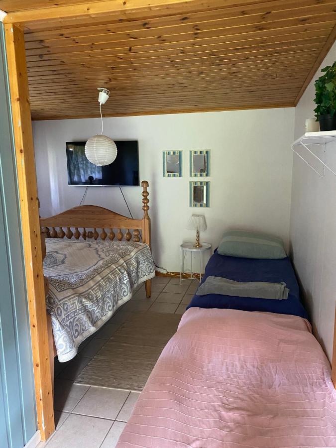 Gaeststuga I Loefsaeng Hajstorp Töreboda Esterno foto